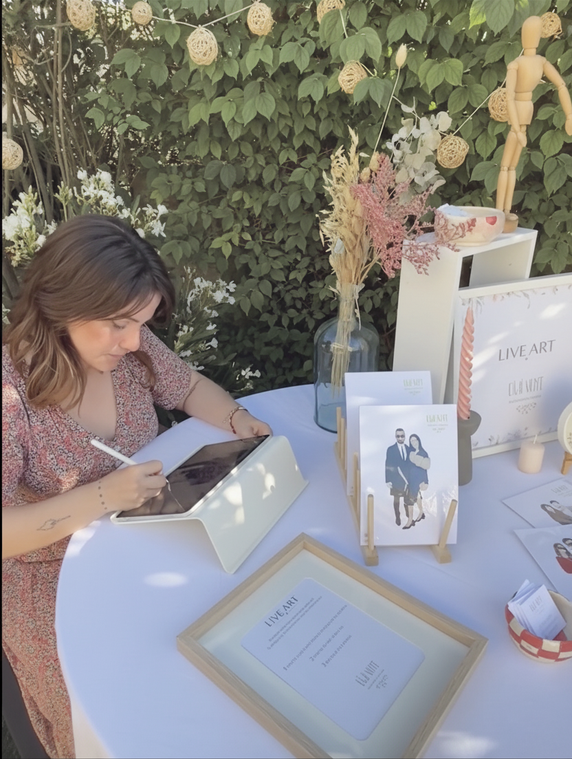 Diana dibujando en el iPad en su stand decorado.